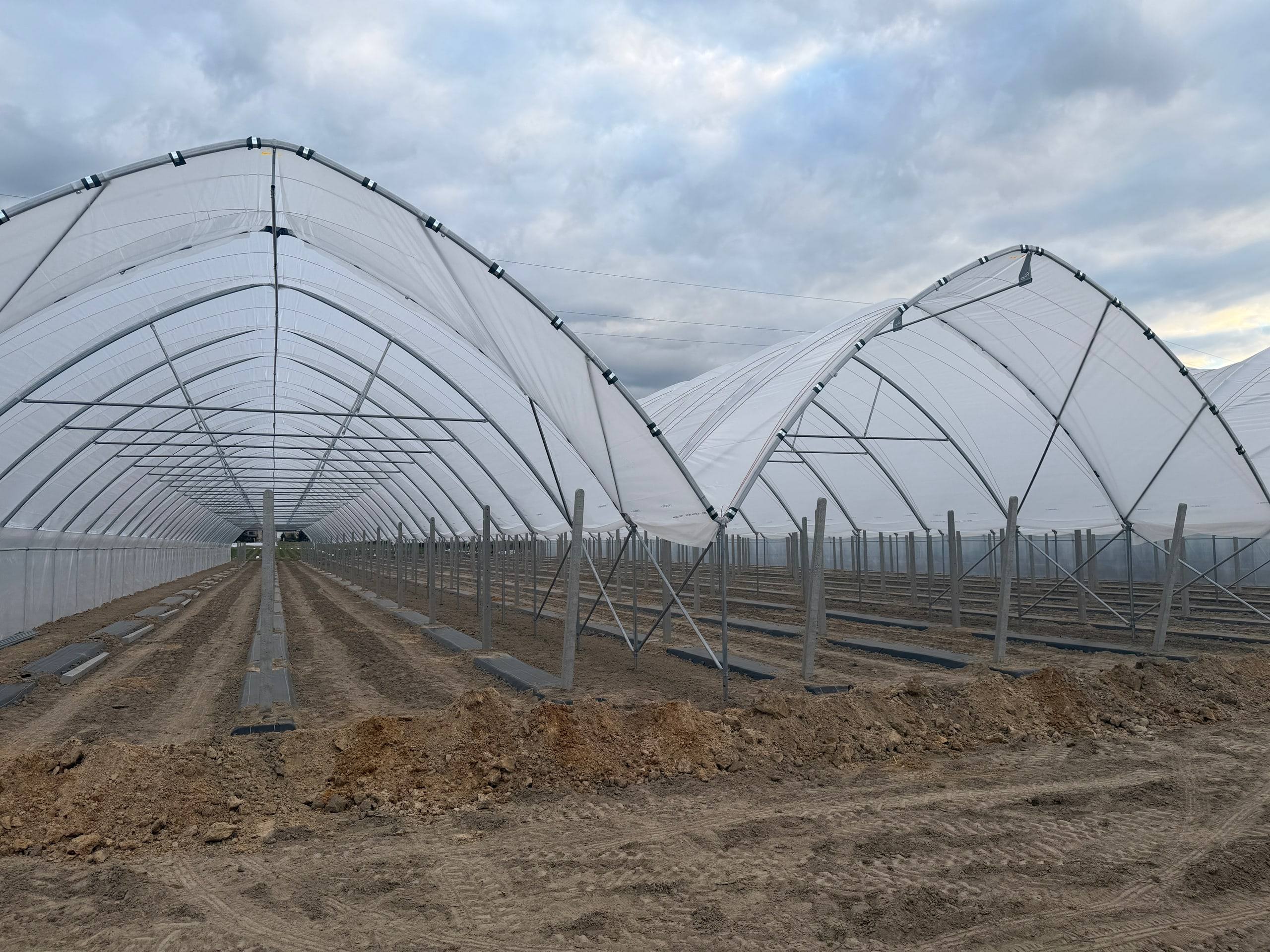 Dvě lomené lodě blokového tunelu s pohledem do hloubky interiéru